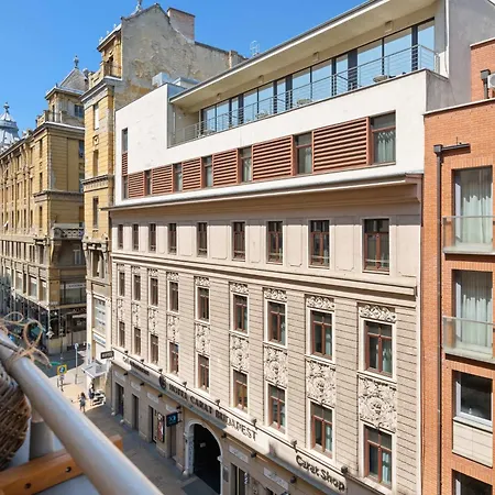 Apartment Chic 2br Loft Steps From Great Synagogue Budapest