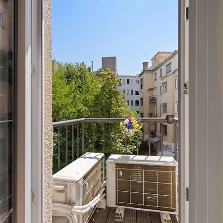 Chic 2br Loft Steps From Great Synagogue