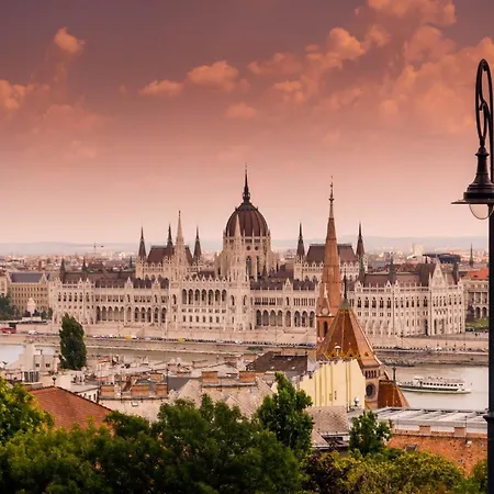Apartment Chic 2br Loft Steps From Great Synagogue Budapest