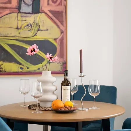 Chic 2br Loft Steps From Great Synagogue